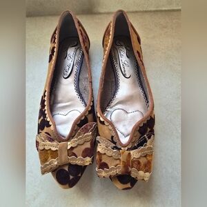 Poetic License Camel And Burgundy Bow Dorsay Flats